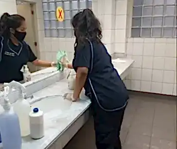 Empleada Promarco realizando Limpieza de Baños