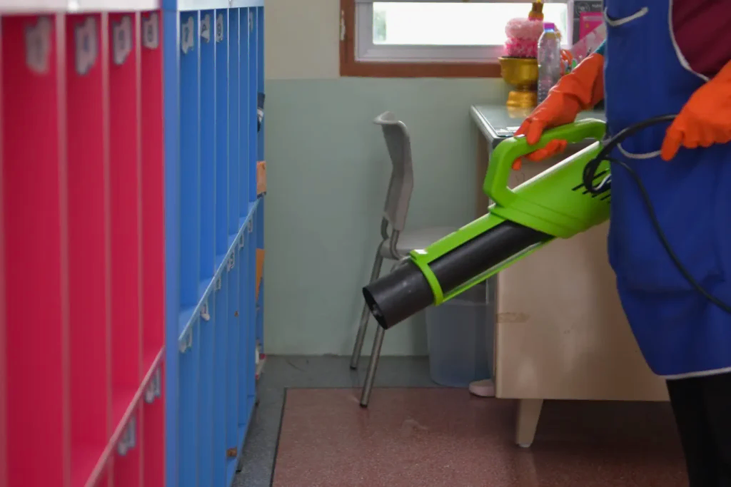 Servicio de aseo integral y desinfección de camarines y espacios educativos en colegios.