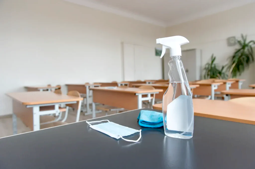 Servicio de limpieza y desinfección de pupitres y aulas escolares en colegios de Chile.