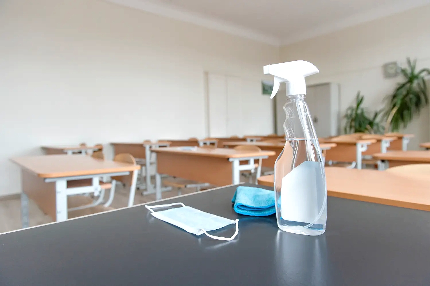 Servicio de limpieza y desinfección de pupitres y aulas escolares en colegios de Chile.