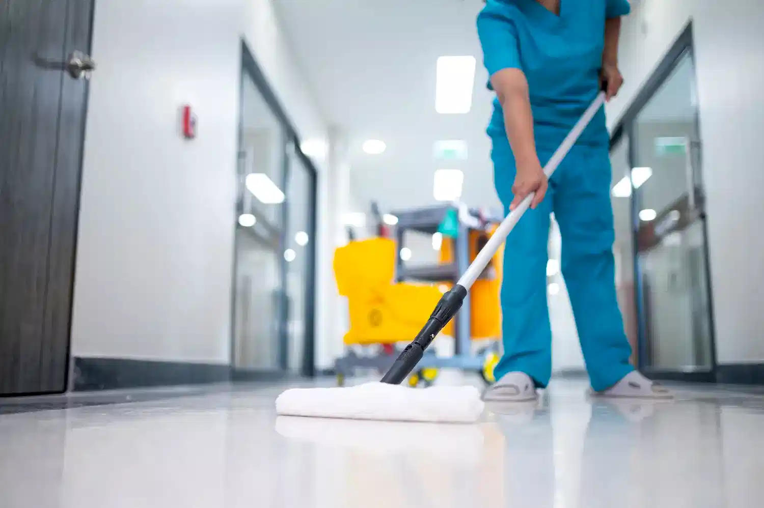 Servicio de aseo especializado y limpieza de pisos para hospitales y clínicas en Chile.