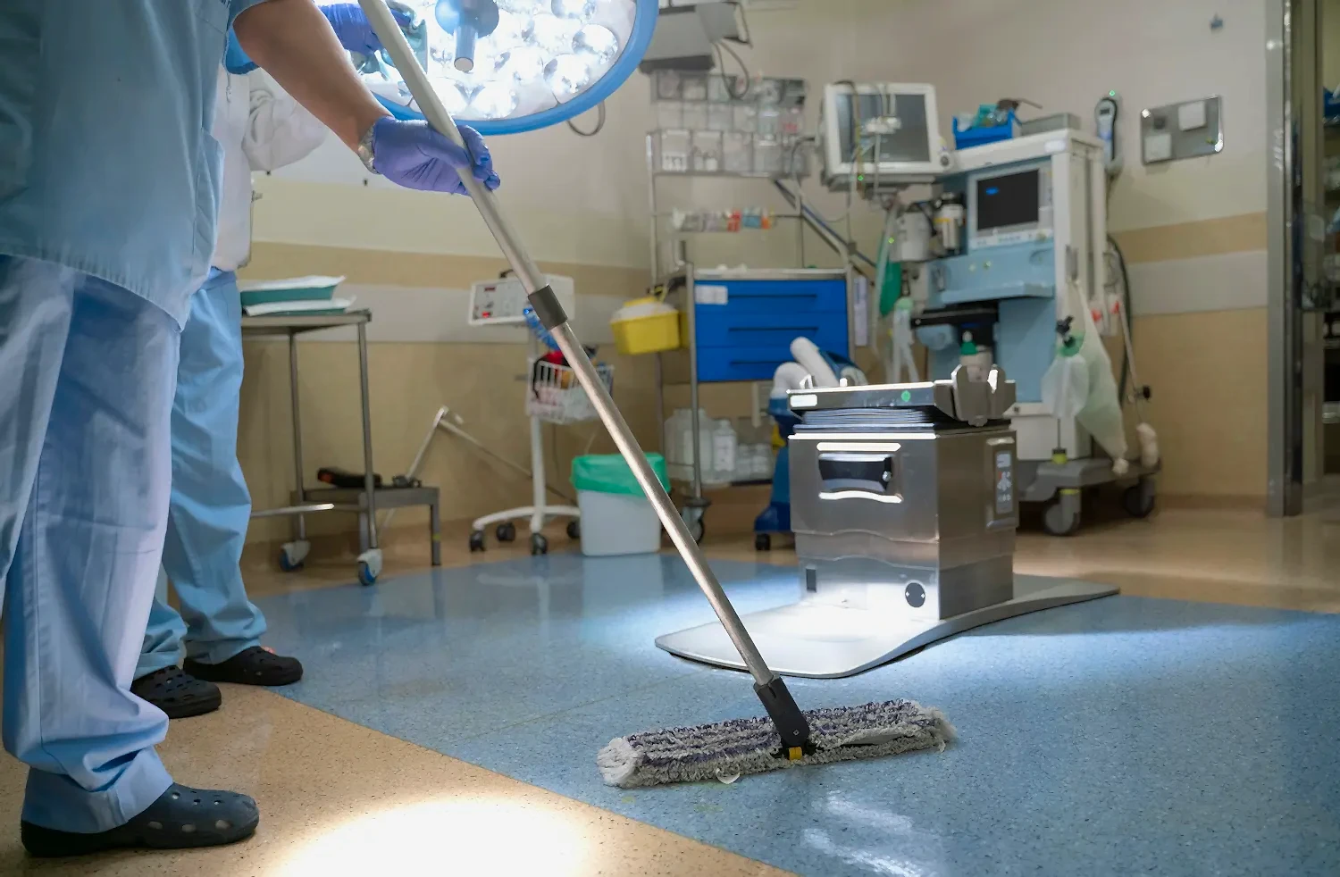 Limpieza especializada y desinfección de quirófanos y áreas críticas en hospitales.