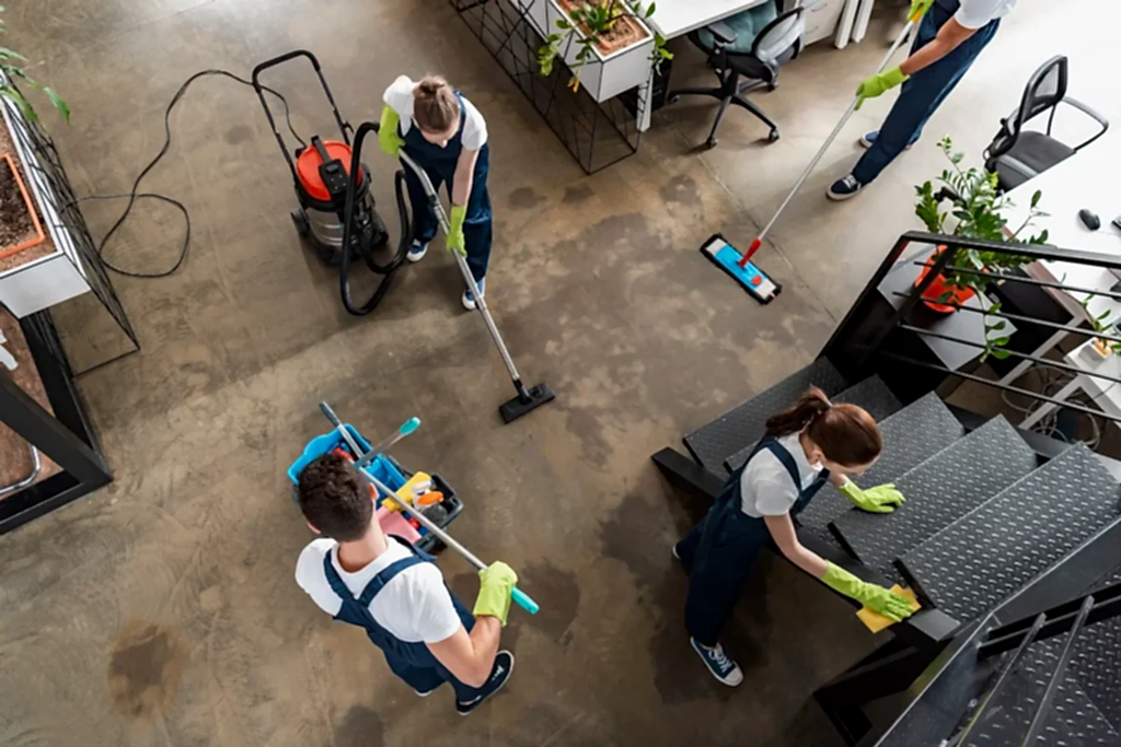 Equipo de limpieza profesional realizando servicio de aseo industrial y mantenimiento de pisos en Chile.