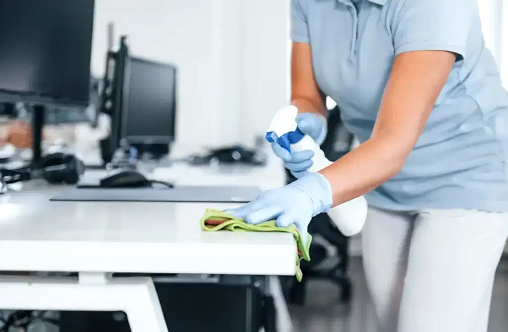 Limpieza detallada de mobiliario en oficinas corporativas por Promarco.