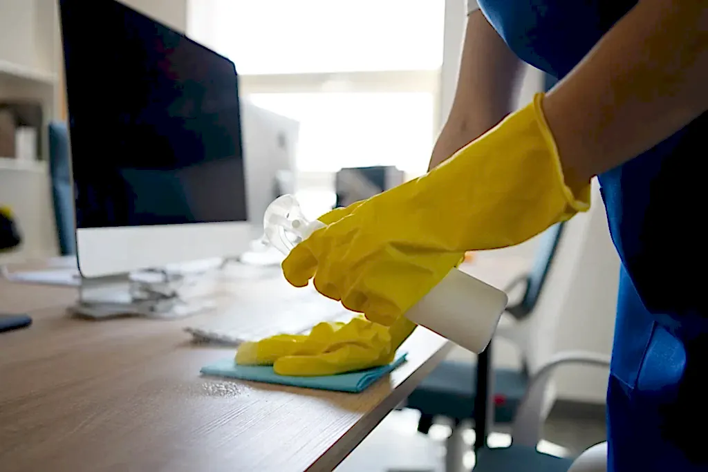 Servicio de limpieza y mantención de oficinas y puestos de trabajo.